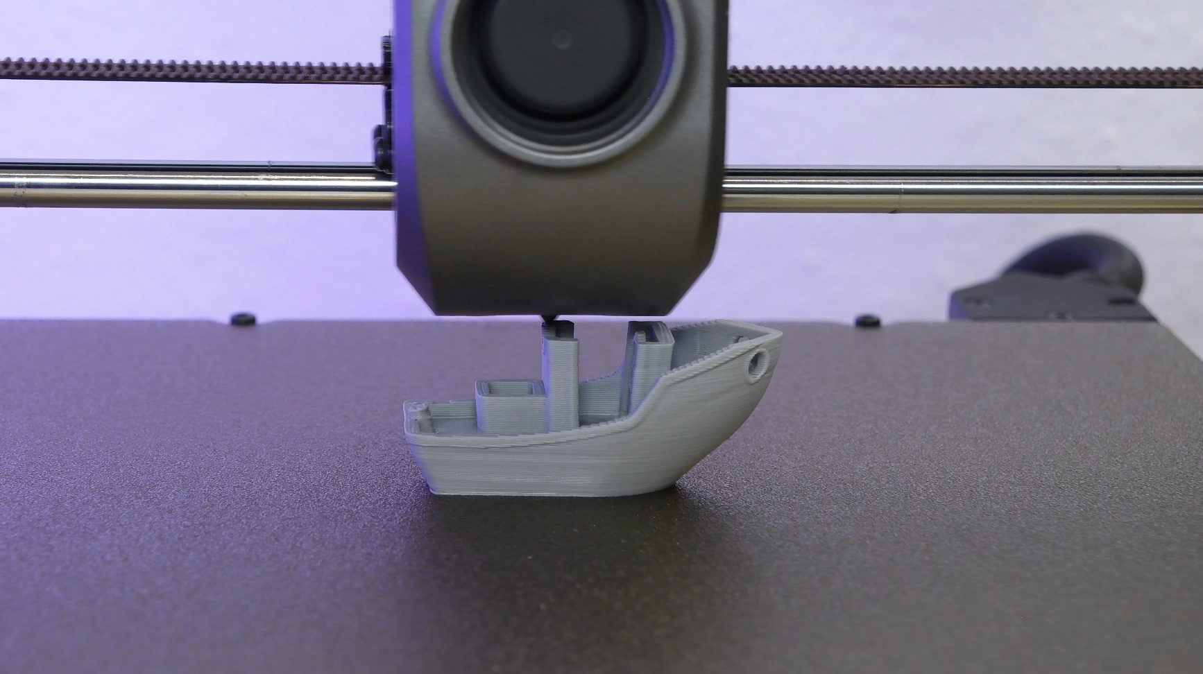 Foto des Creality Ender-3 V3, wie er ein 3D-Objekt mit hoher Geschwindigkeit druckt.