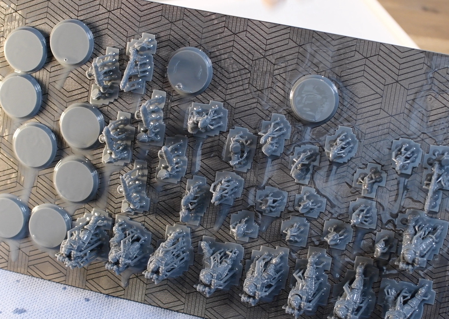 Picture of the printing plate of the Elegoo Jupiter SE with a whole squad of miniatures.