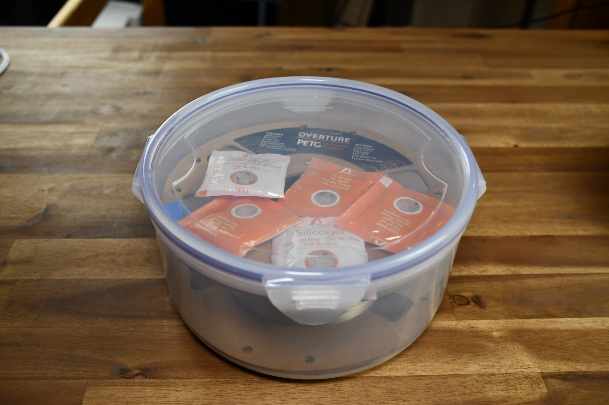 Picture of storing a filament spool inside a airtight container with silica gel.